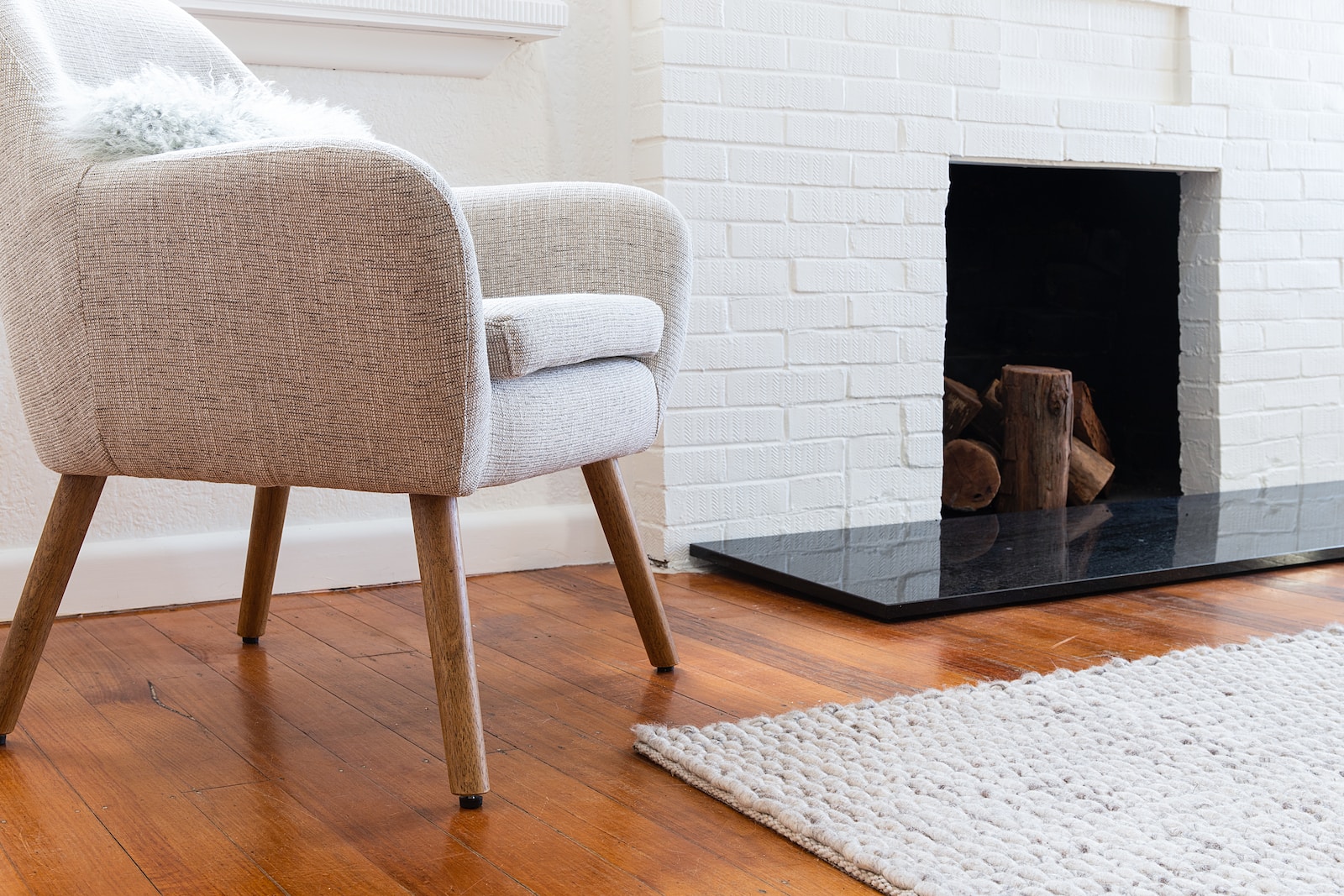 Una sala de estar con una alfombra y una silla elegante